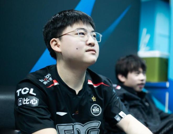 开云体育中国-100T险胜EDG，Uzi单局斩获MVP顶尖较量半决赛，锁定晋级资格