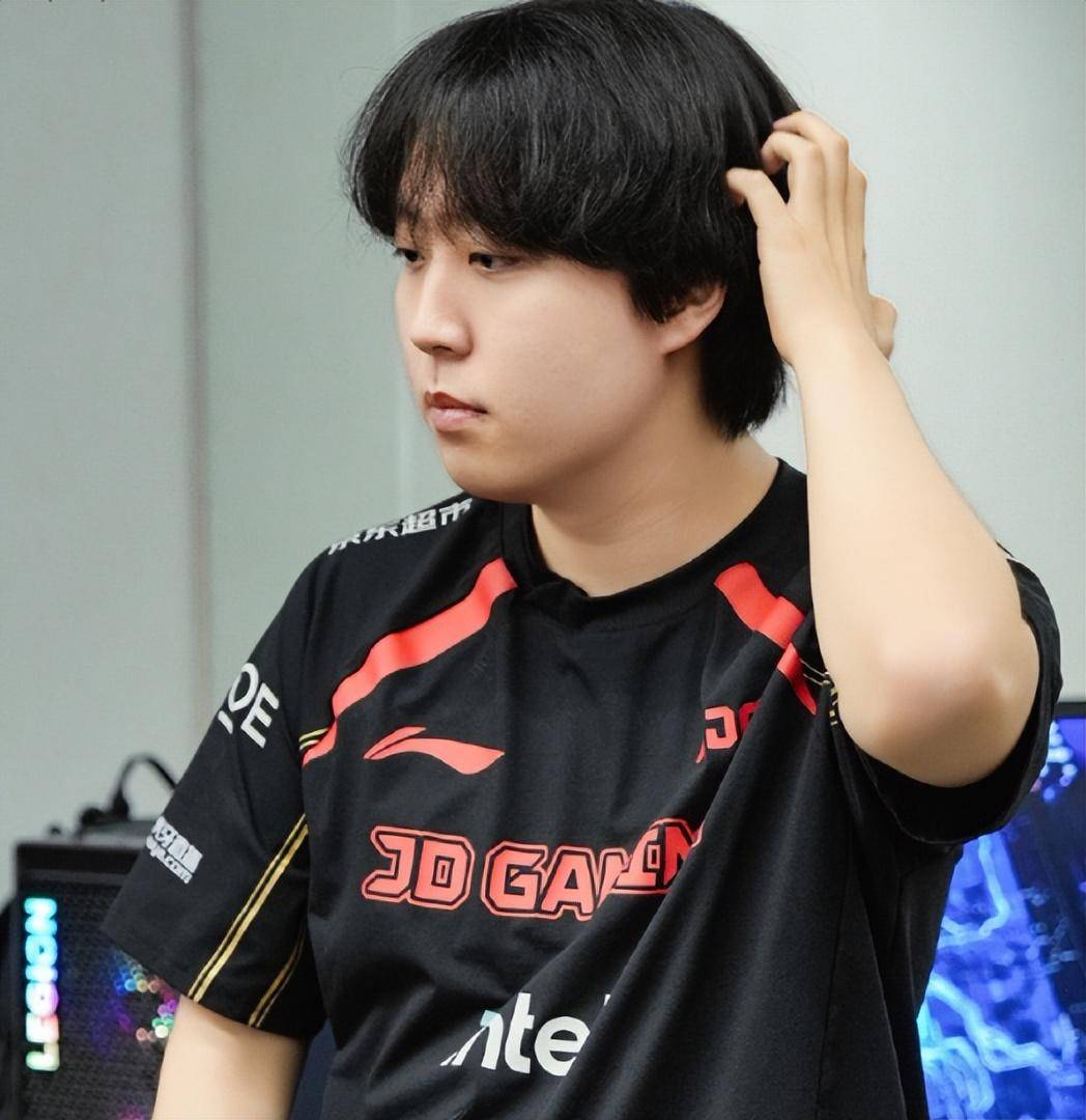 开云体育官网-V5绝杀G2，Ruler操刀奇招英雄翻盘鏖战多局入围赛，让粉丝疯狂欢呼