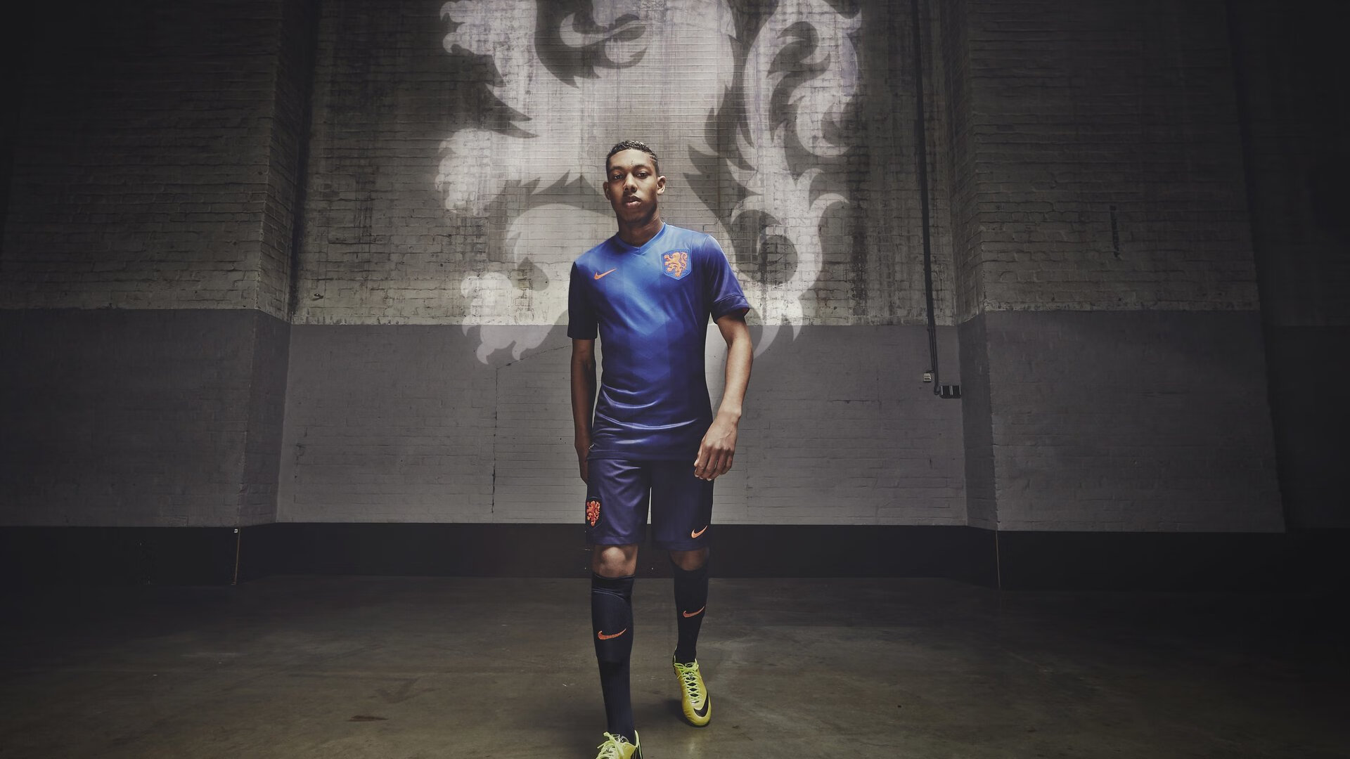 开云体育官网-当引擎咆哮撞破街头封锁，F1与NBA的极限博弈艺术